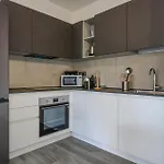 2 Bedroom Beautiful In Apartment *